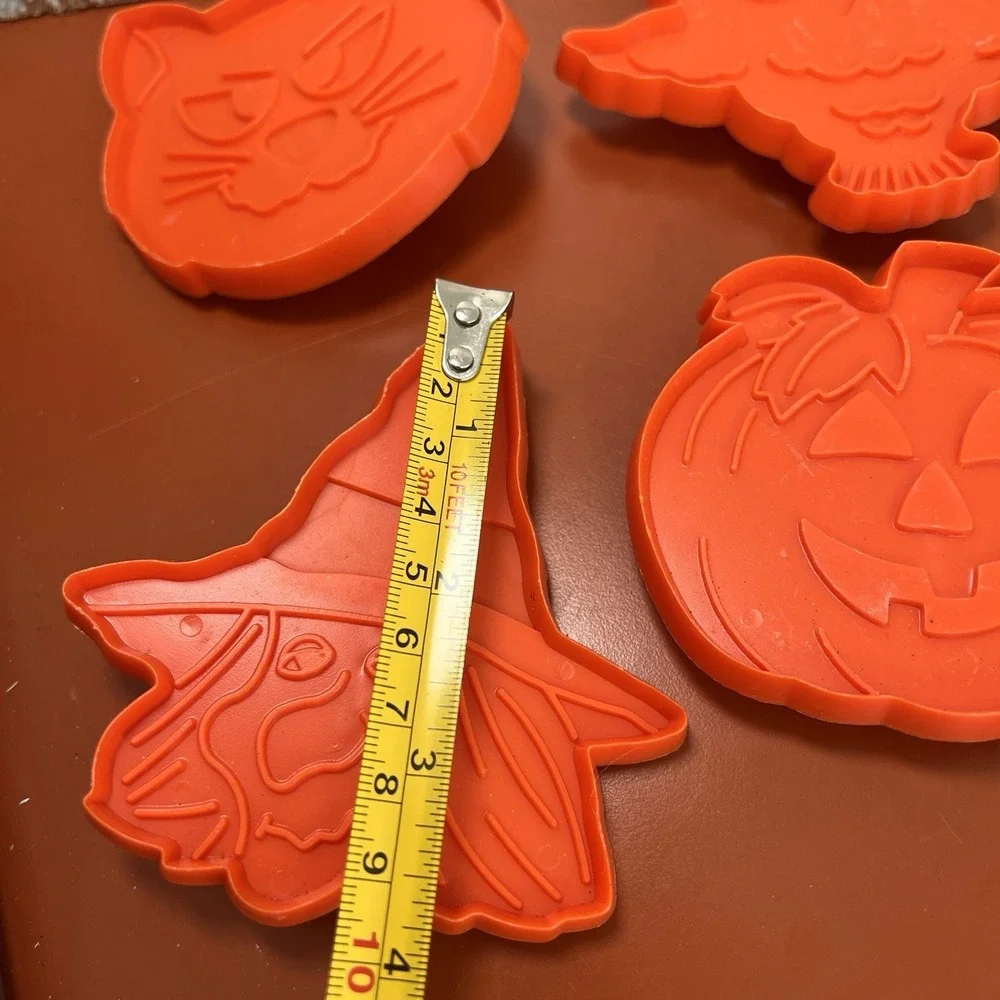 Set of 4 Vintage Orange Plastic HALLOWEEN Cookie Cutters Hallmark‎
